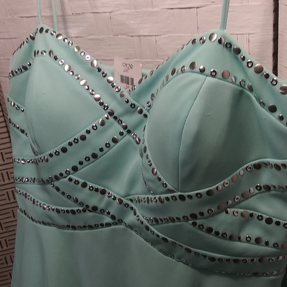 Dress - Picture 4 of 12